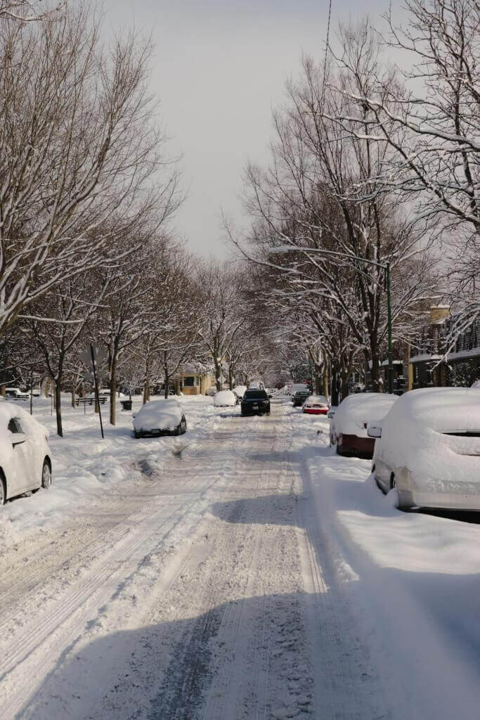 Must-Know Safety Tips When Traveling To Chicago During Winter Traveling in chicago during a winter day.
